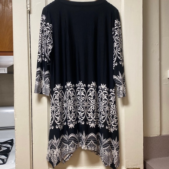 White Mark - B&W Dress with Pockets! - Picture 2 of 3